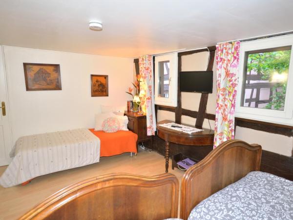 CHEZ CECILE Bed and Breakfast chez le VIGNERON : photo 2 de la chambre chambre double avec lit d'appoint