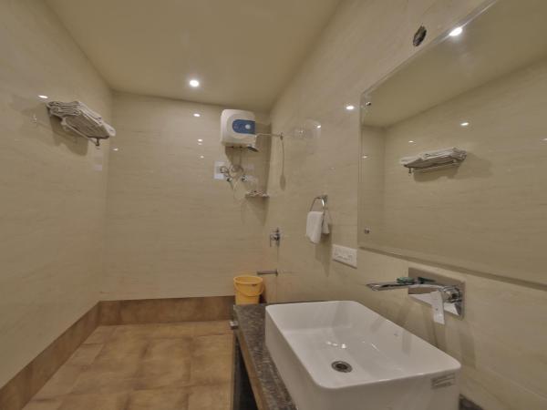 Hotel Grand Safari : photo 7 de la chambre chambre lit king-size deluxe