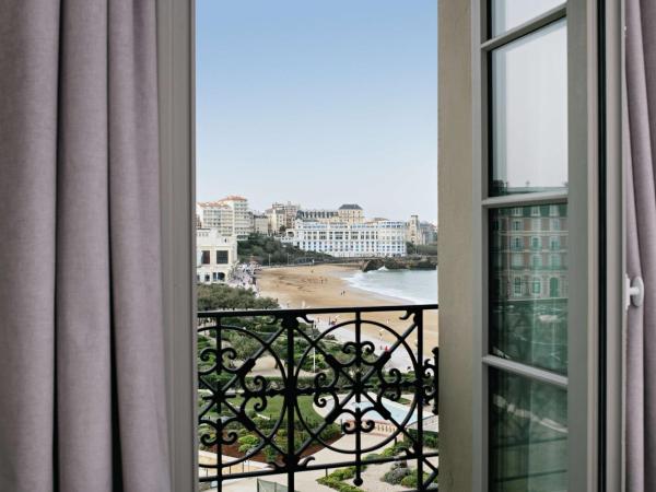 Hôtel du Palais Biarritz, in The Unbound Collection by Hyatt : photo 1 de la chambre chambre lit king-size avec vue sur la plage