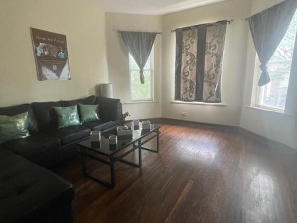 Clean, spacious, inexpensive queen BR : photo 1 de la chambre chambre lit queen-size avec salle de bains commune 