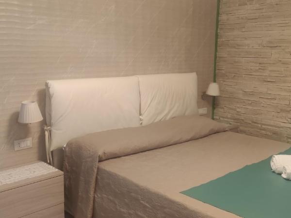 B&B Borgo Santa Margherita : photo 1 de la chambre chambre lit king-size avec douche accessible en fauteuil roulant - adaptée aux personnes à mobilité réduite