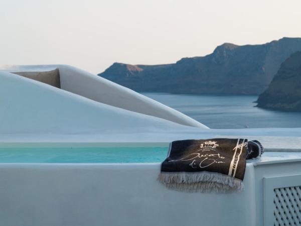 Ducato di Oia - Adults Only : photo 3 de la chambre chambre double avec bain à remous - vue partielle sur caldeira