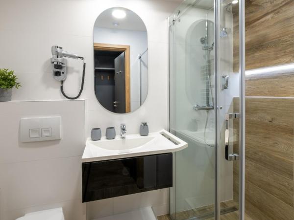 Minaret Residence & Relax Pécs : photo 3 de la chambre studio avec canapé-lit