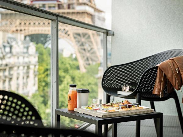 Pullman Paris Tour Eiffel : photo 1 de la chambre chambre lits jumeaux deluxe avec canapé et balcon - vue sur tour eiffel
