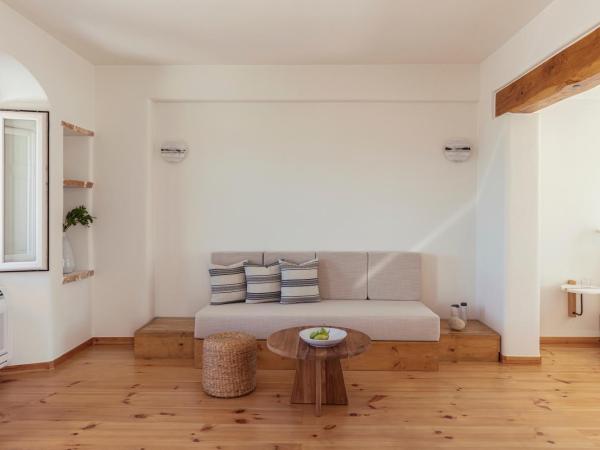 Ammothines Cycladic Suites : photo 3 de la chambre suite supérieure avec vue sur mer