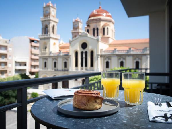 Metropole Urban Hotel : photo 4 de la chambre chambre supérieure avec balcon et vue sur la ville