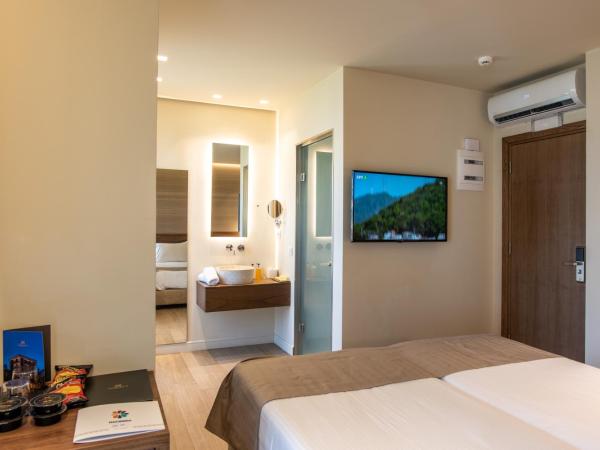 Metropole Urban Hotel : photo 6 de la chambre chambre supérieure avec balcon et vue sur la ville