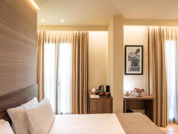 Metropole Urban Hotel : photo 3 de la chambre chambre supérieure avec balcon et vue sur la ville