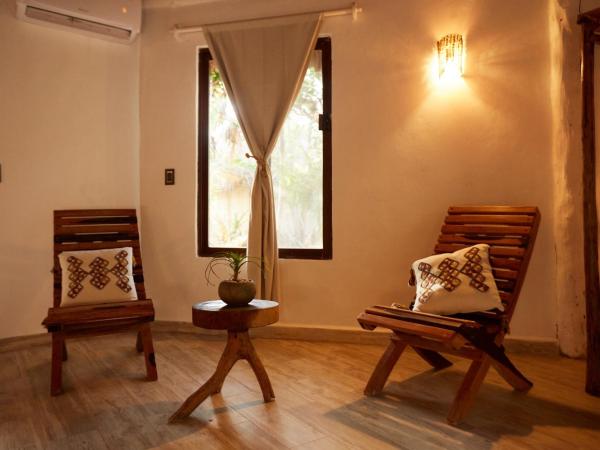 Roc Luxe Tulum : photo 9 de la chambre suite avec bain à remous et vue sur la jungle