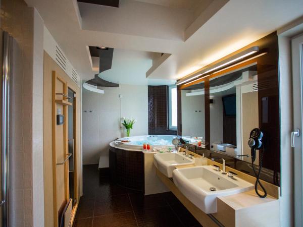 Damianii Luxury Boutique Hotel & Spa : photo 9 de la chambre suite de luxe avec spa - sauna privé et bain à remous intérieur et extérieur sur terrasse - vue sur mer