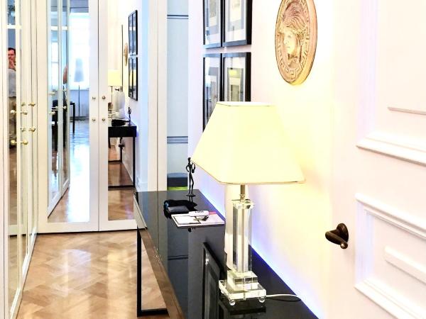 MONDRIAN Luxury Suites & Apartments Old Town : photo 4 de la chambre suite de luxe - vue sur place du marché