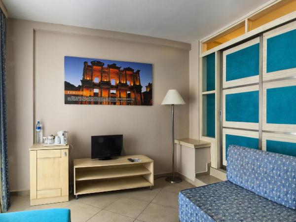 Ephesia Holiday Beach Club : photo 3 de la chambre chambre familiale avec vue sur le terrain