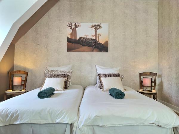 Chambre d'hôtes de Verdigné Piscine chauffée Parking Wifi : photo 8 de la chambre chambre double - vue sur piscine