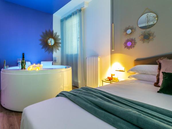 4 Star Suite SPA - Self Check-In : photo 7 de la chambre suite deluxe avec baignoire spa