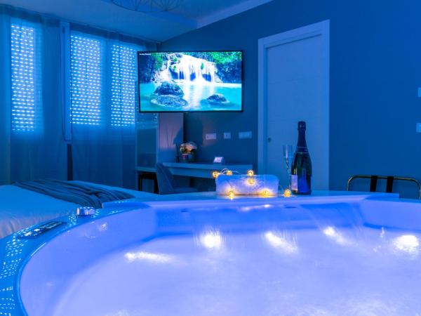 4 Star Suite SPA - Self Check-In : photo 1 de la chambre suite deluxe avec baignoire spa