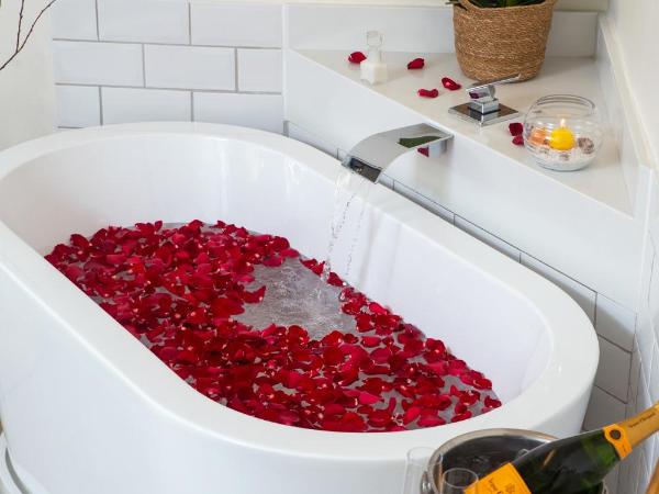 Abracadabra Pousada : photo 10 de la chambre loft suite with bathtub and sea view