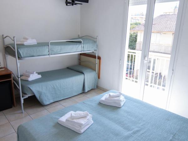 HOTEL ADRIA BEACH : photo 1 de la chambre chambre familiale avec balcon - vue sur mer