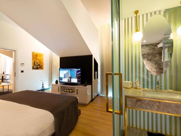 The Craton Hotel Sisli : photo 3 de la chambre suite lit king-size avec balcon