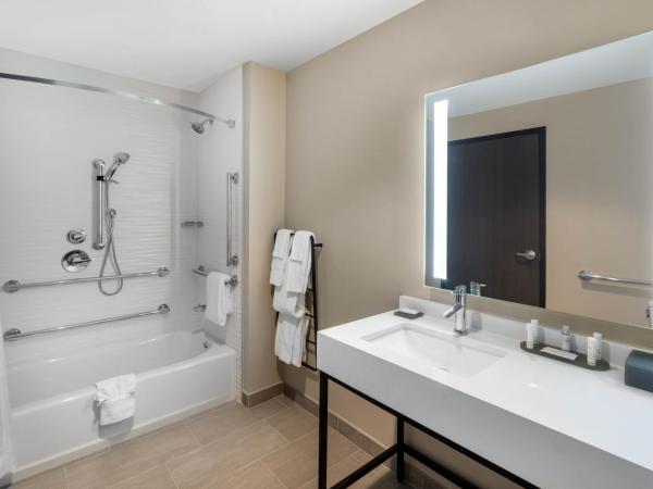 La Quinta Inn & Suites by Wyndham Nashville Downtown Stadium : photo 1 de la chambre corner studio king suite with tub with grab bars - mobility accessible/non-smoking