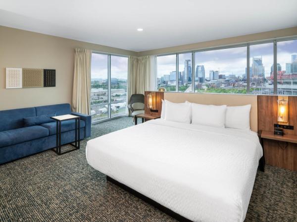 La Quinta Inn & Suites by Wyndham Nashville Downtown Stadium : photo 2 de la chambre corner studio king suite with tub with grab bars - mobility accessible/non-smoking