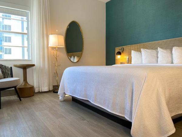 Marseilles Beachfront Hotel : photo 8 de la chambre chambre lit king-size classique