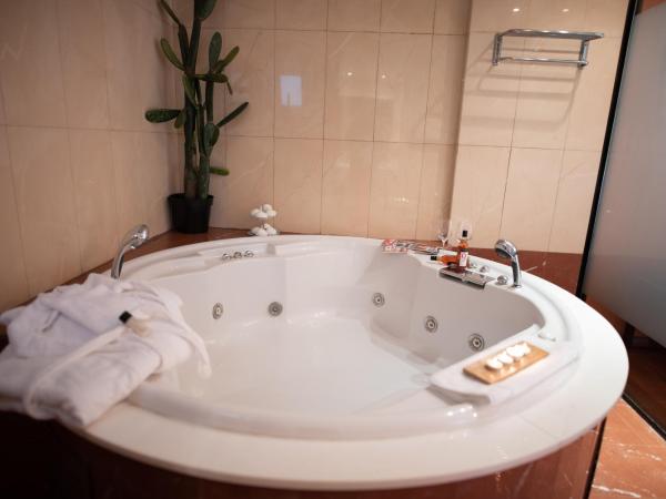 Anastazia Luxury Suites & Spa : photo 9 de la chambre suite deluxe avec baignoire spa