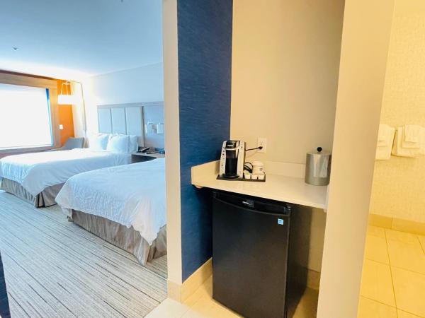 Holiday Inn Express & Suites - Phoenix - Airport North, an IHG Hotel : photo 3 de la chambre standard queen room with two queen beds and mobility accessible tub