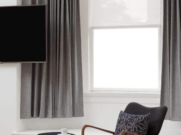 Victorian Hotel : photo 6 de la chambre hébergement lit king-size supérieur (salle de bains privative)