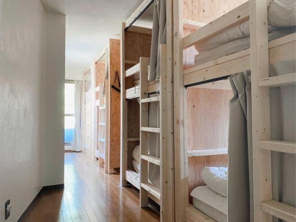 ゲストハウスよるよなか : photo 5 de la chambre lit superposé dans dortoir mixte