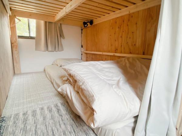 ゲストハウスよるよなか : photo 1 de la chambre lit superposé dans dortoir mixte