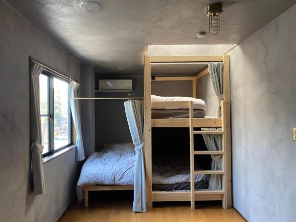 ゲストハウスよるよなか : photo 10 de la chambre lit simple dans dortoir pour femmes