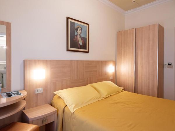 Hotel Corinna : photo 10 de la chambre chambre double ou lits jumeaux avec balcon