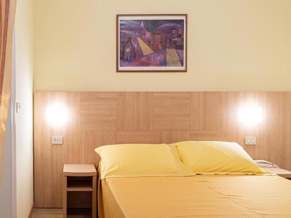 Hotel Corinna : photo 9 de la chambre chambre double ou lits jumeaux avec balcon