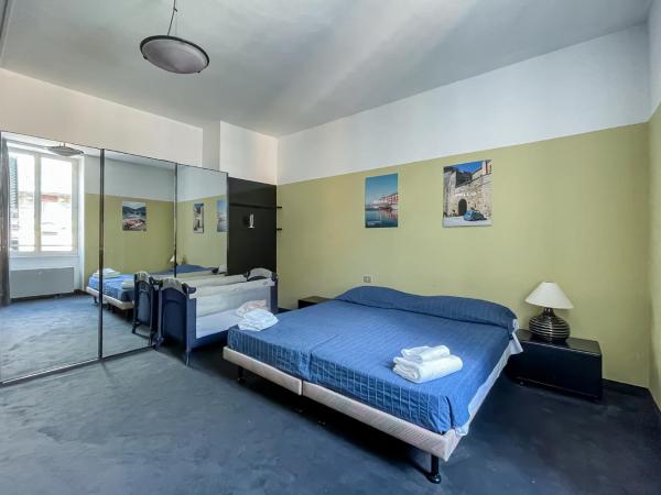 Hotel Britannia : photo 1 de la chambre chambre familiale avec salle de bains privative