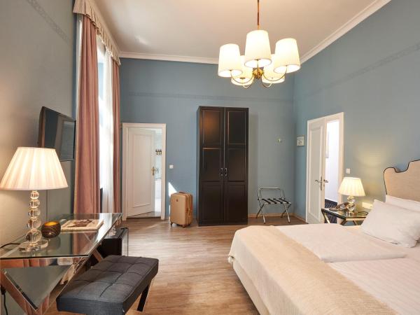 Hotel Monopol - Central Station : photo 8 de la chambre chambre double ou lits jumeaux de luxe - minibar avec boissons gratuites