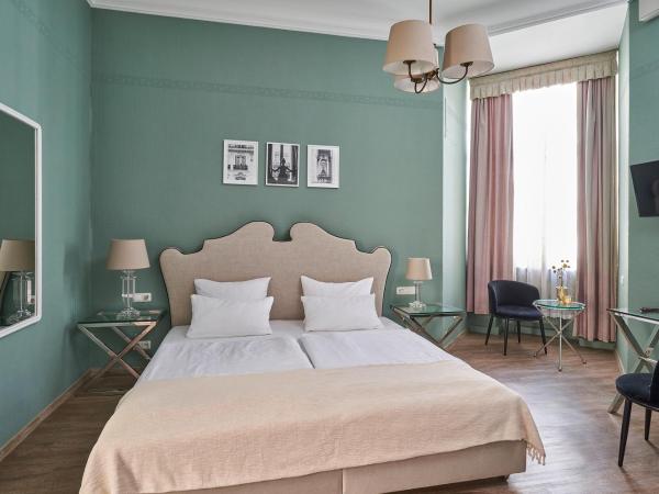 Hotel Monopol - Central Station : photo 3 de la chambre chambre double ou lits jumeaux de luxe - minibar avec boissons gratuites