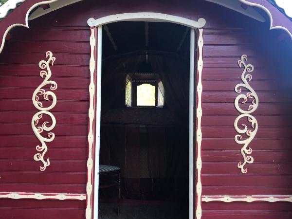 Les roulottes de Bayama - logement insolite avec jacuzzi : photo 4 de la chambre maison de vacances irlandaise