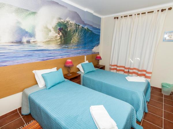 Supertubos Beach Hostel : photo 9 de la chambre chambre lits jumeaux avec salle de bains commune