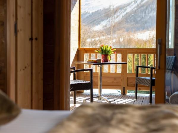 Hôtel Ski Lodge - Village Montana : photo 5 de la chambre chambre double ou lits jumeaux avec balcon pour 2 personnes