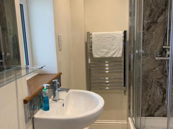 Maple Leaf Guest House : photo 1 de la chambre chambre double avec salle de bains privative