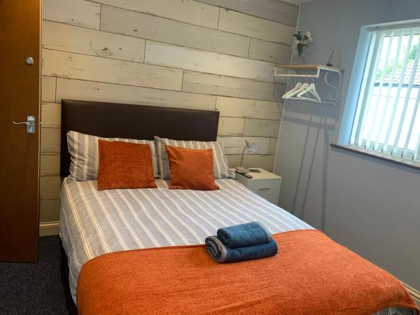 Maple Leaf Guest House : photo 2 de la chambre chambre double avec salle de bains privative