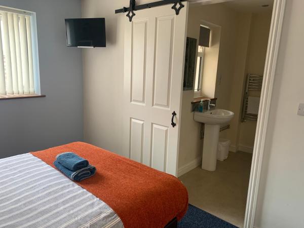 Maple Leaf Guest House : photo 3 de la chambre chambre double avec salle de bains privative