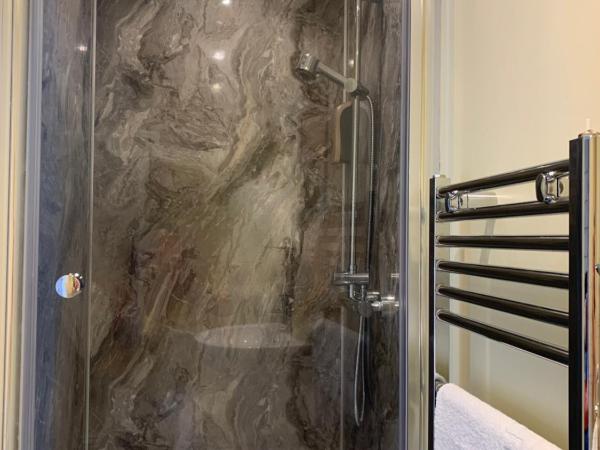 Maple Leaf Guest House : photo 4 de la chambre chambre double avec salle de bains privative