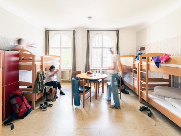Three Little Pigs Hostel - Your Berlin Castle : photo 2 de la chambre lit simple dans dortoir mixte 8 lits avec salle de bains commune 