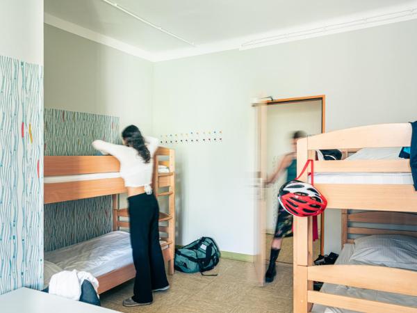 Three Little Pigs Hostel - Your Berlin Castle : photo 3 de la chambre lit simple dans un dortoir pour femmes de 6 lits avec salle de bains commune