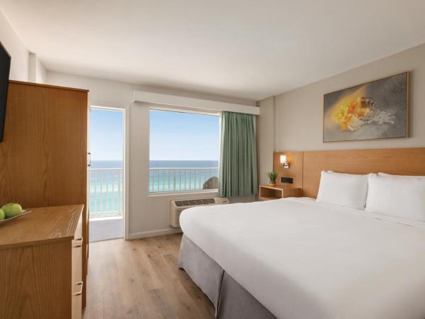 Radisson Panama City Beach - Oceanfront : photo 7 de la chambre suite penthouse lit king-size avec bain à remous et cuisine - non-fumeurs