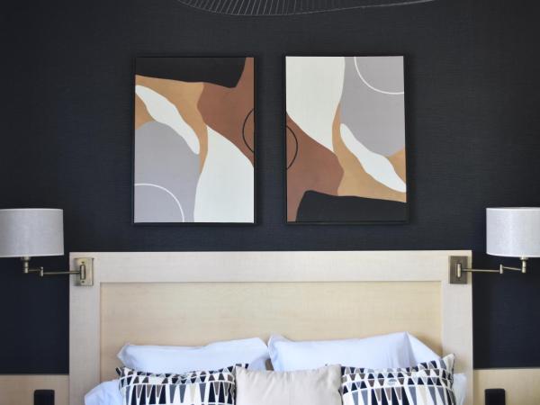 Hôtel Le Boeuf Couronné Chartres - Logis Hotels : photo 8 de la chambre chambre double confort - vue sur cathédrale