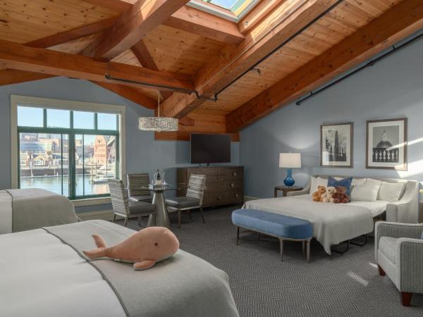 Boston Yacht Haven : photo 4 de la chambre chambre de luxe 2 lits queen-size et canapé-lit