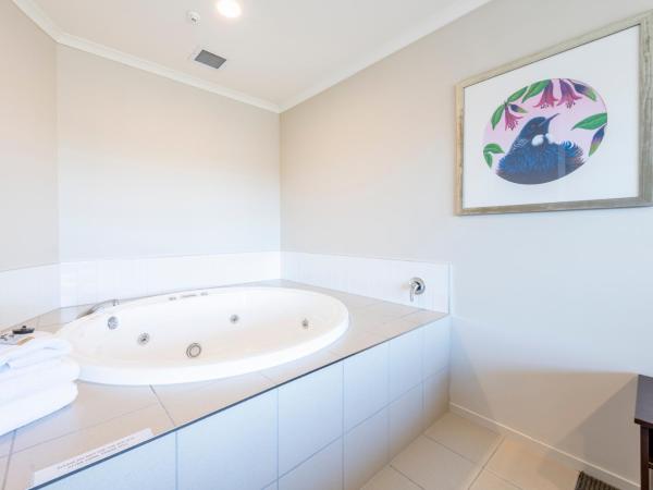 Lake Taupo Motor Inn : photo 9 de la chambre suite de luxe avec baignoire spa