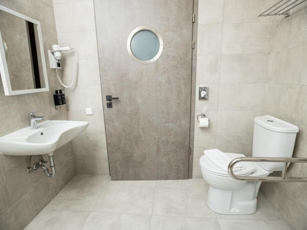 Arena Deluxe & Spa : photo 4 de la chambre chambre lits jumeaux pour personnes à mobilité réduite